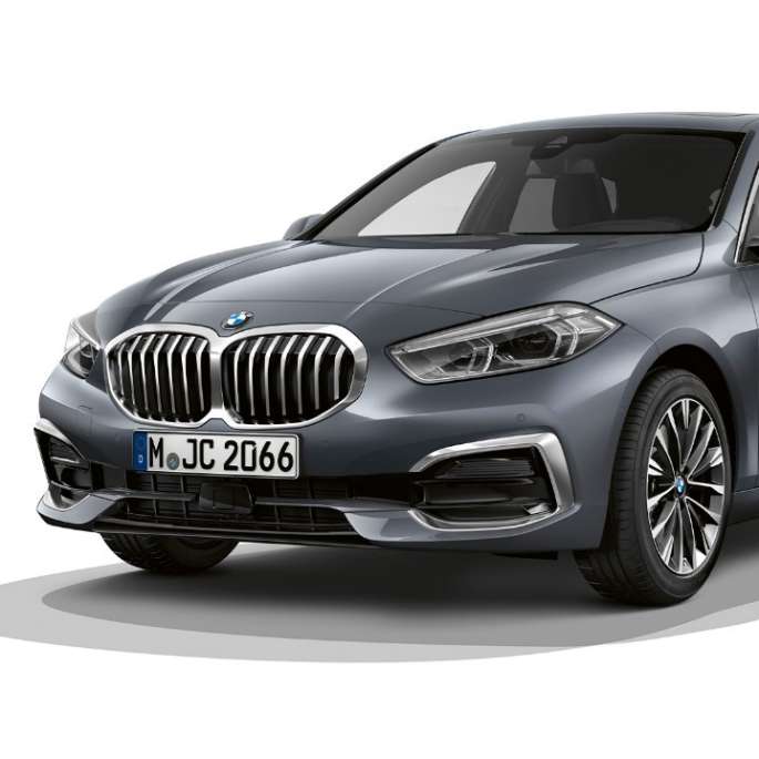 BMW 1-es, Luxury Line modell, háromnegyedes elölnézet. A BMW 1-es Storm Bay metálLuxury Line modellváltozata háromnegyedes elölnézetből, stúdióban.