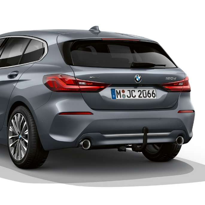 BMW 1-es, Luxury Line modell, háromnegyedes hátulnézet. A BMW 1-es Storm Bay metál Luxury Line modellváltozata háromnegyedes hátulnézetből, stúdióban.