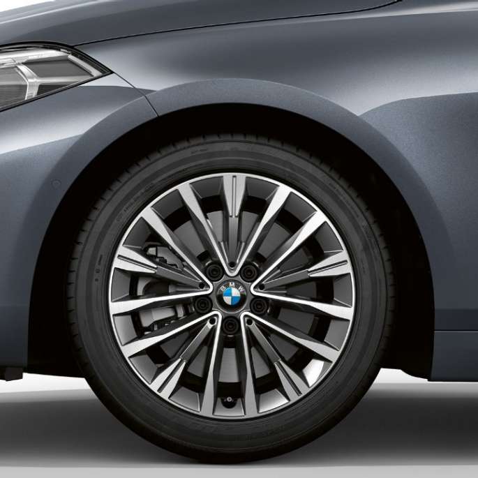 17” könnyűfém keréktárcsa, multiküllős 547. A BMW 1-es Storm Bay metál Luxury Line modellváltozata rézsútos elölnézetből, a 17” méretű multiküllős 547 könnyűfém keréktárcsával.