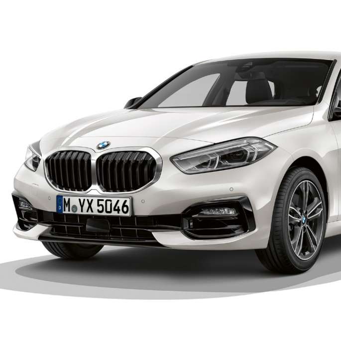 BMW 1-es, Sport Line modell, háromnegyedes elölnézet A BMW 1-es Kristály fehér metál Sport Line modellváltozata háromnegyedes elölnézetből, stúdióban