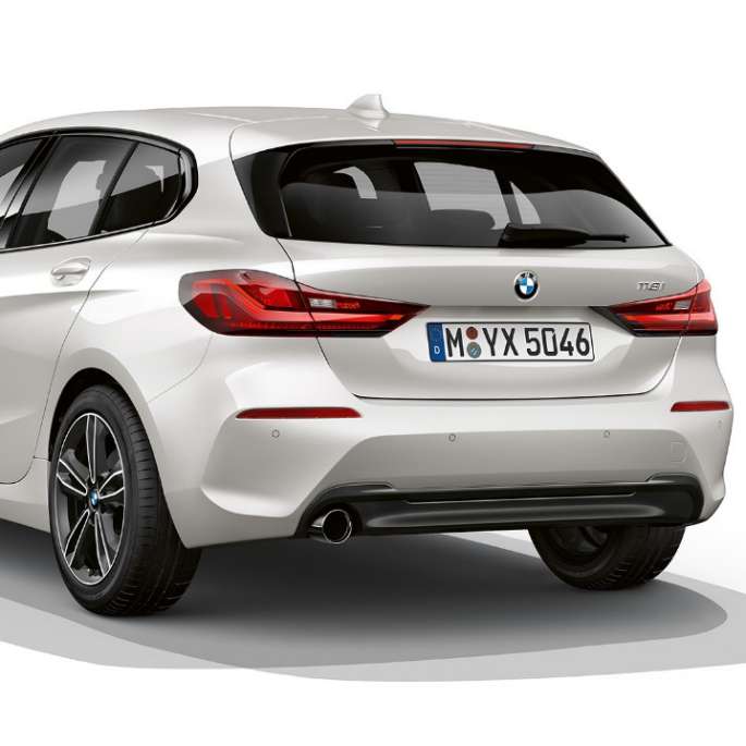 BMW 1-es, Sport Line modell, háromnegyedes elölnézet A BMW 1-es Kristály fehér metál Sport Line modellváltozata háromnegyedes hátulnézetből, stúdióban.