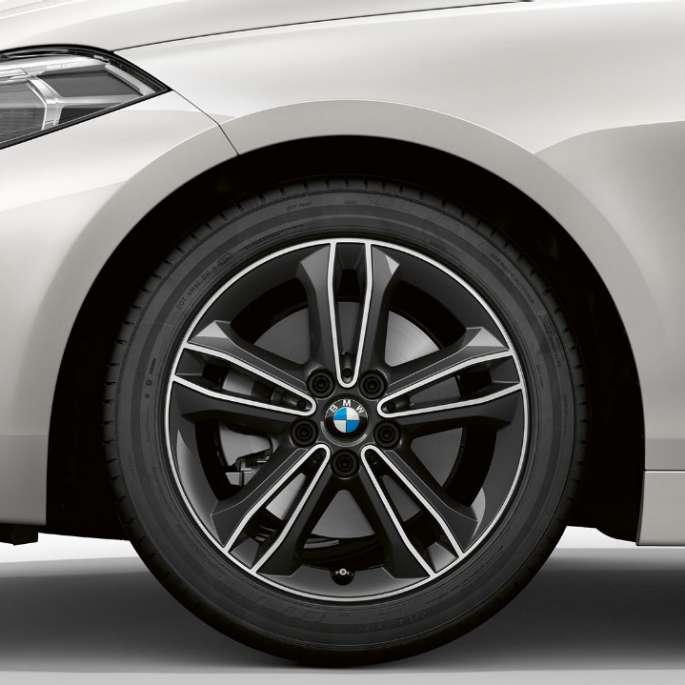 17” könnyűfém keréktárcsa, duplaküllős 549 A BMW 1-es Kristály fehér metál Sport Line modellváltozata rézsútos elölnézetből, a 17” méretű duplaküllős 549 könnyűfém keréktárcsával.