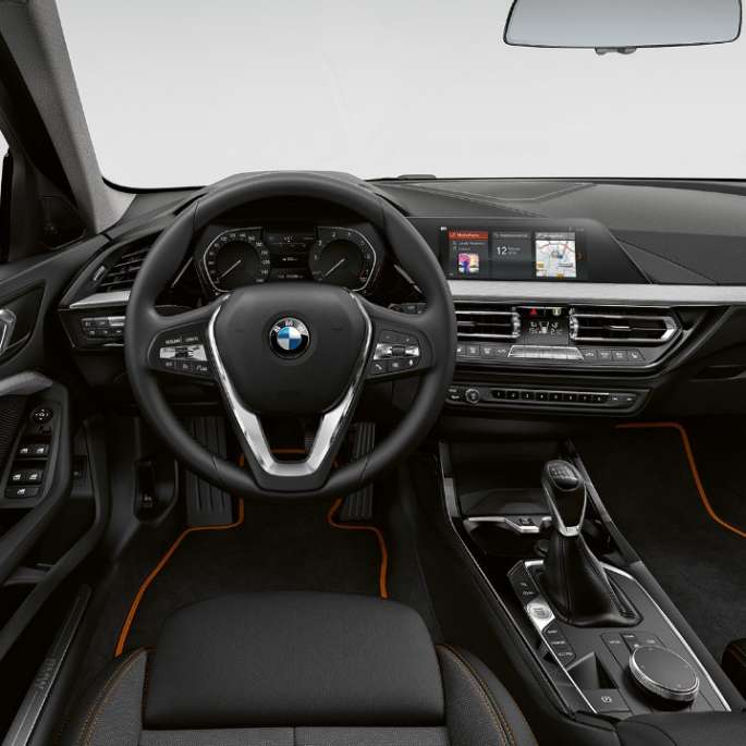 Sport bőrkormány. BMW 1-es, Sport Line modell, műszerfal a Sport bőrkormánnyal.