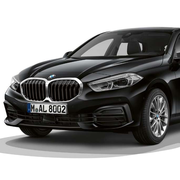 BMW 1-es, Advantage modell, háromnegyedes elölnézet. A BMW 1-es fekete színű Advantage modellváltozata háromnegyedes elölnézetből, stúdióban.