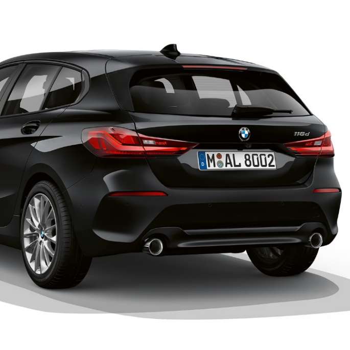 BMW 1-es, Advantage modell, háromnegyedes hátulnézet. A BMW 1-es fekete színű Advantage modellváltozata háromnegyedes hátulnézetből, stúdióban.