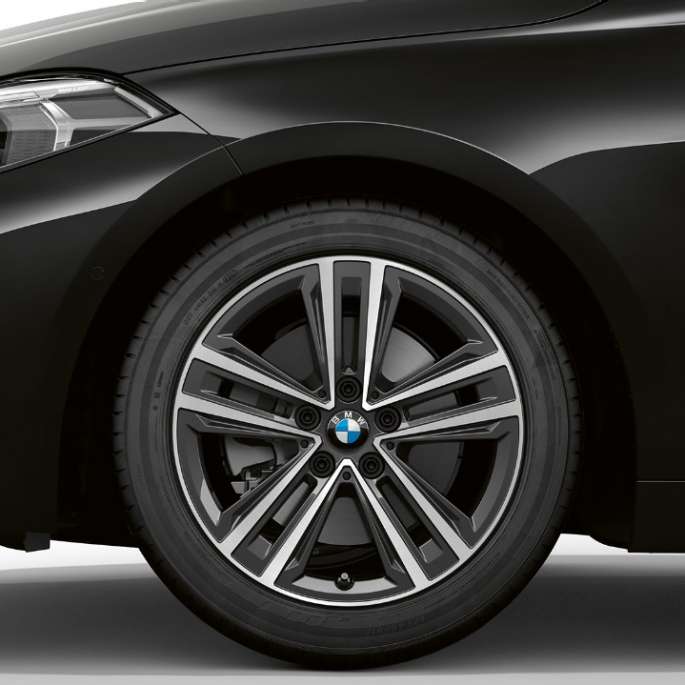 16” könnyűfém keréktárcsa, csillagküllős 517. A BMW 1-es fekete színű Advantage modellváltozata rézsútos elölnézetből, a 16” méretű csillagküllős 517 könnyűfém keréktárcsával.