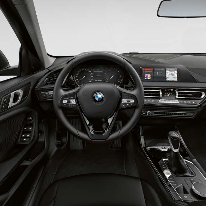Bőrkormány. BMW 1-es, Advantage modell, műszerfal a bőrkormánnyal.