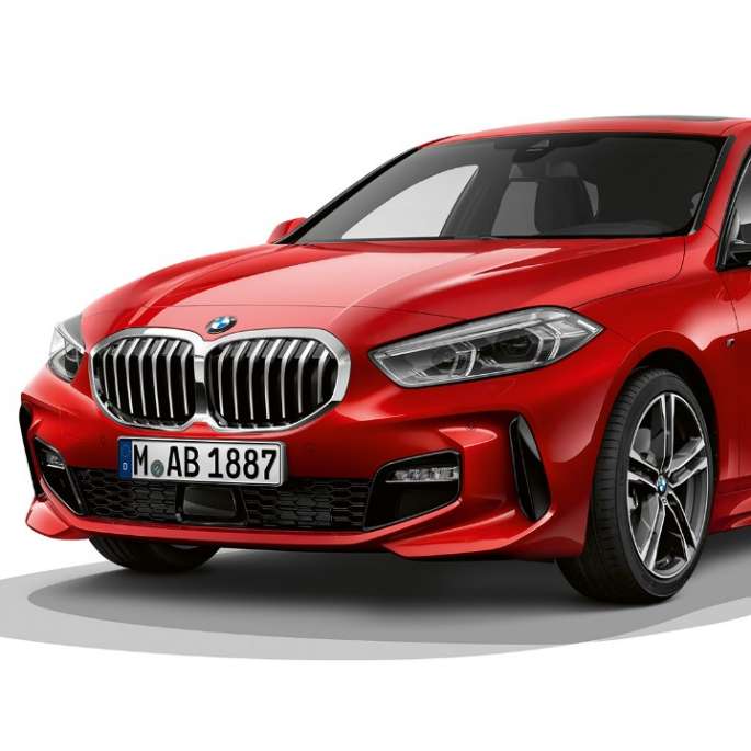 BMW 1-es, M Sport modell, háromnegyedes elölnézet. A BMW 1-es Melbourne vörös metál fényezésű M Sport modellváltozata háromnegyedes elölnézetből, stúdióban.