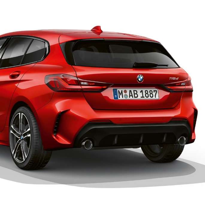 BMW 1-es, M Sport modell, háromnegyedes hátulnézet. A BMW 1-es Melbourne vörös metál fényezésű M Sport modellváltozata háromnegyedes hátulnézetből, stúdióban.