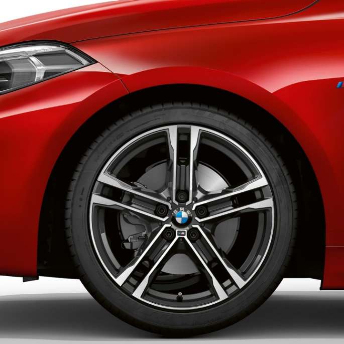BMW 1-es, M Sport modell, rézsútos elölnézet. A BMW 1-es Melbourne vörös metál M Sport modellváltozata rézsútos elölnézetből, a 17” méretű, kétszínű, duplaküllős 550 M könnyűfém keréktárcsával.