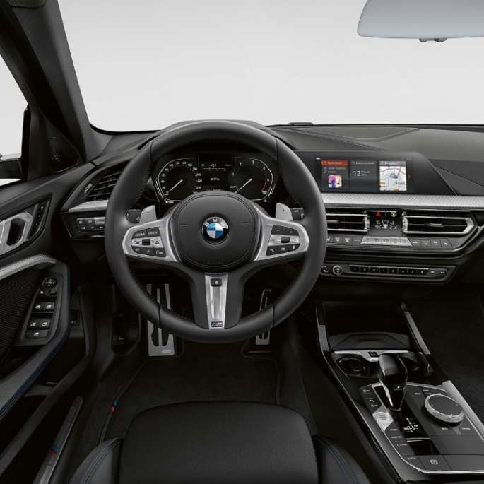 M bőrkormány. BMW 1-es, M Sport modell, műszerfal az M bőrkormánnyal.