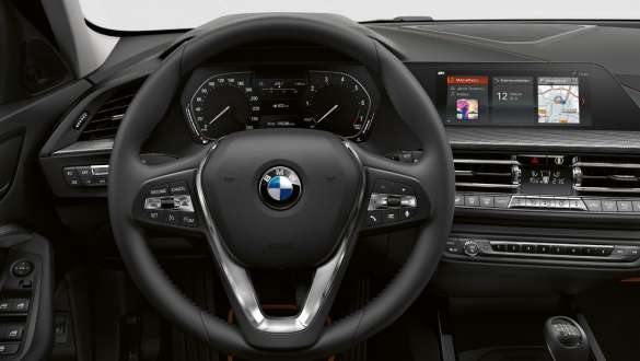 Sport bőrkormány. A BMW 1-es Sport Line modellváltozatának műszerfala a Sport bőrkormánnyal.