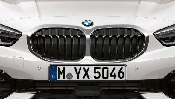 BMW 1-es, dupla vese. A BMW 1-es Kristály fehér metál Sport Line modellváltozatának dupla veséje.