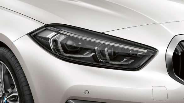 LED-es fényszórók. A BMW 1-es Kristály fehér metál Sport Line modellváltozatának LED-es fényszórói.