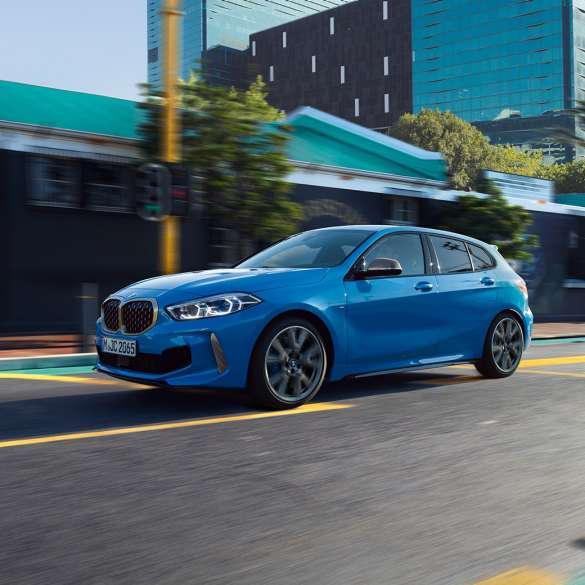 BMW 1-es, háromnegyedes oldalnézet. Egy Misano kék metál BMW 1-es mozgás közben, háromnegyedes elölnézetből.