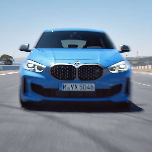 A BMW 1-est mozgás közben mutató film A BMW 1-est bemutató, dinamikus haladási jeleneteket ábrázoló film.