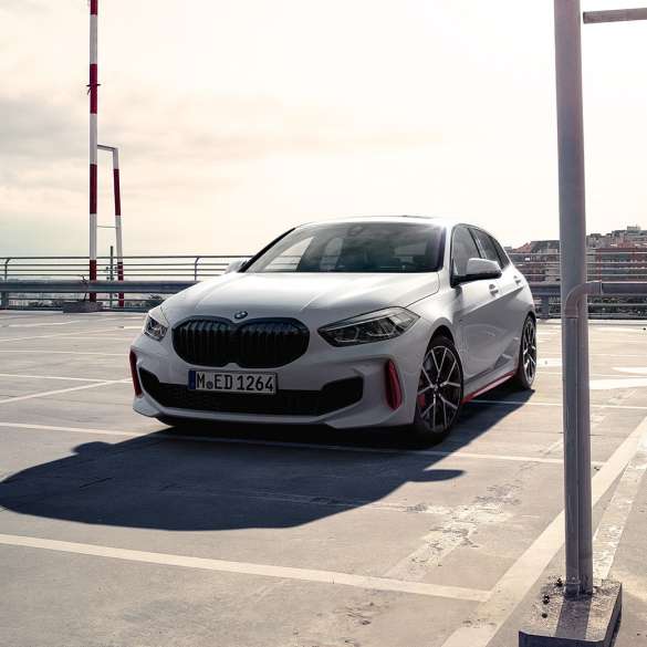 BMW 128ti, rézsútos elölnézet BMW 128ti, F40, egy parkolóházban, rézsútos elölnézetből látható autó