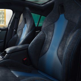 M Sport ülések. A BMW 1-es ergonomikus formázású, kontrasztvarrással és integrált fejtámlával ellátott M Sport ülései.