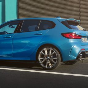 BMW 1-es, Hofmeister-könyök. A BMW 1-es oldalnézetből a jellegzetes Hofmeister-könyökkel.