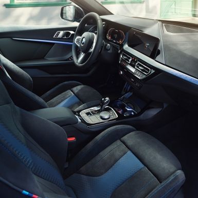 A BMW 1-es sportos belső tere. A BMW 1-es műszerfala az M Sport ülésekkel, az M bőrkormánnyal és a megvilágított belső díszítőelemekkel.