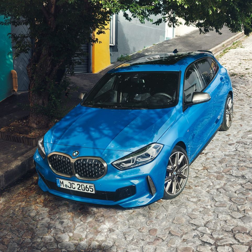 Egy BMW 1-es az út szélén. Egy Misano kék metál, az út szélén álló BMW 1-es felülnézetből.