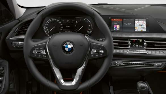 BMW 1, F40, Sport bőrkormány A BMW 1 műszerfala, F40, a Sport Line modell Sport bőrkormánnyal