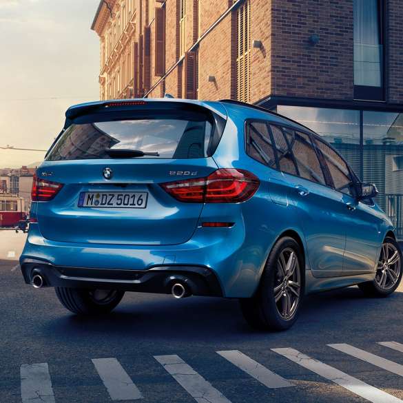 Külső megjelenés, BMW 2 Gran Tourer Külső megjelenés, BMW 2 Gran Tourer, 220d xDrive, F46, 2018, Misano kék metál, egy belvárosban haladó autó rézsútos hátulnézetből