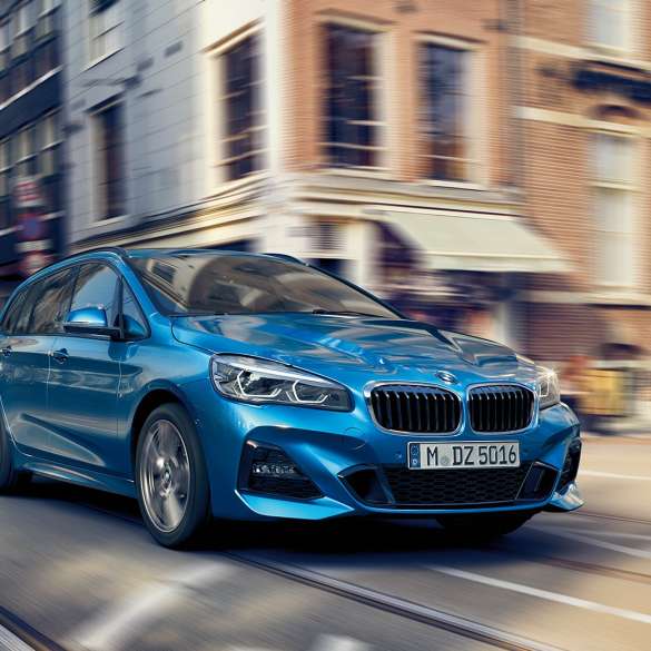 Dinamizmus, BMW 2 Gran Tourer Dinamizmus, BMW 2 Gran Tourer, F46, 2018, Misano kék metál, egy belvárosban haladó autó rézsútos elölnézetből