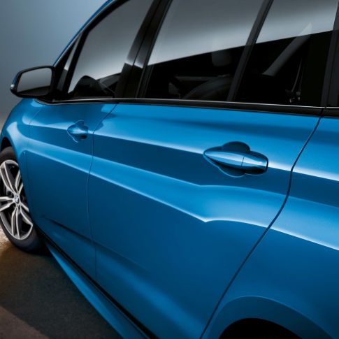 Oldalsó szekció, BMW 2 Gran Tourer Oldalsó szekció, BMW 2 Gran Tourer, F46, Facelift 2018, Misano kék metál, közelről