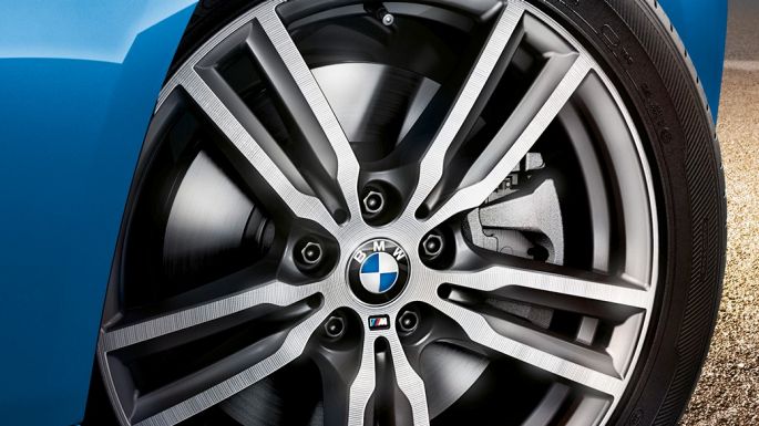 Könnyűfém keréktárcsák, BMW 2 Gran Tourer Könnyűfém keréktárcsák, BMW 2 Gran Tourer, F46, Facelift 2018, Misano kék metál, közelről