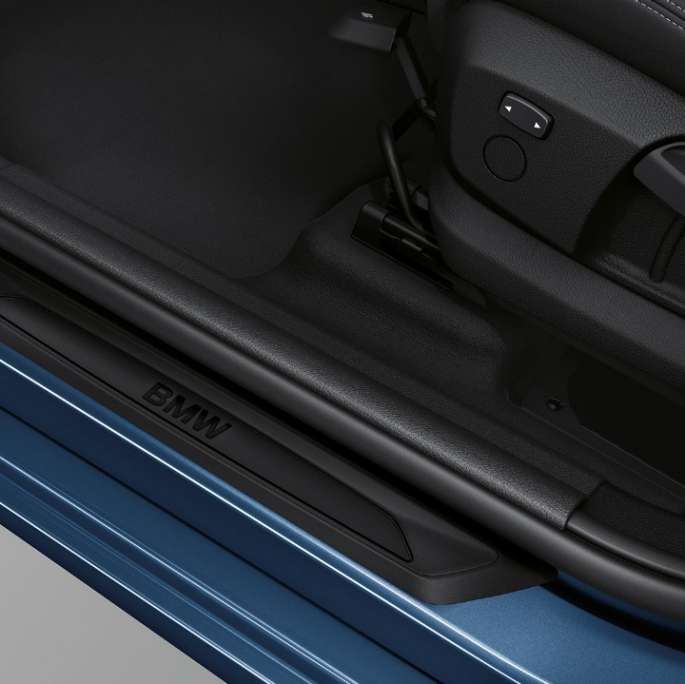 Ajtóküszöb-borítások, BMW 2 Gran Tourer, Advantage modell Ajtóküszöb-borítások, BMW 2 Gran Tourer, 218i, Advantage modell, F46, 2018, Mediterrán kék metál, közelről