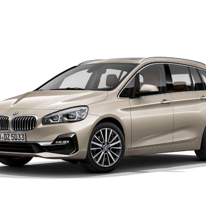 Rézsútos elölnézet, BMW 2 Gran Tourer, Luxury Line modell BMW 2 Gran Tourer, 218d xDrive, Luxury Line modell, F46, 2018, Jucaro bézs metál, rézsútos elölnézet