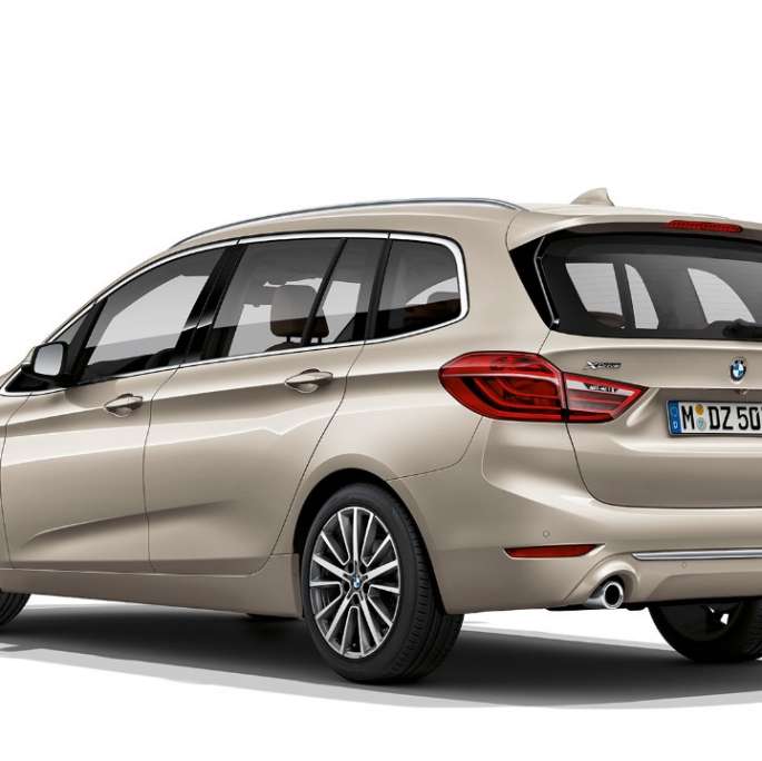 Rézsútos hátulnézet, BMW 2 Gran Tourer, Luxury Line modell BMW 2 Gran Tourer, 218d xDrive, Luxury Line modell, F46, 2018, Jucaro bézs metál, rézsútos hátulnézet