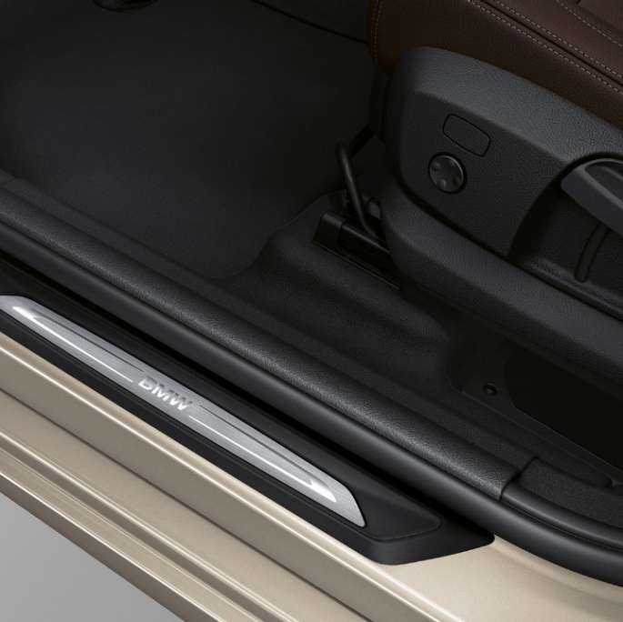 Ajtóküszöb-borítások, BMW 2 Gran Tourer, Luxury Line modell Ajtóküszöb-borítások, BMW 2 Gran Tourer, 218d xDrive, Luxury Line modell, F46, 2018, Jucaro bézs metál, közelről