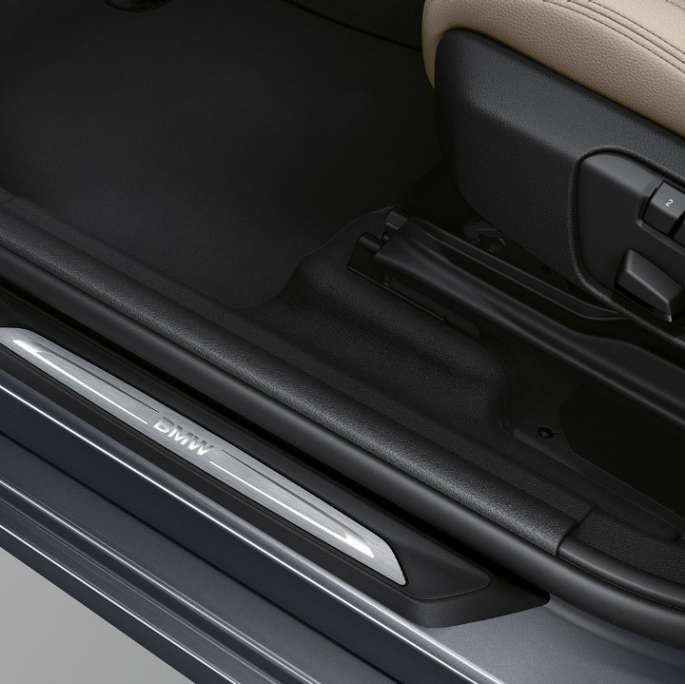 Ajtóküszöb-borítások, BMW 2 Gran Tourer, Sport Line modell Ajtóküszöb-borítások, BMW 2 Gran Tourer, 220d, Sport Line modell, F46, 2018, Mineral szürke metál, közelről