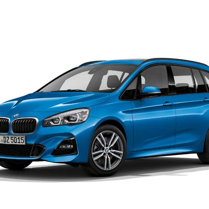Rézsútos elölnézet, BMW 2 Gran Tourer, M Sport modell BMW 2 Gran Tourer 220d xDrive, M Sport modell, F46, Estoril kék metál, rézsútos elölnézet