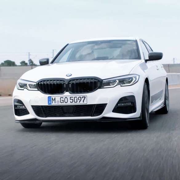 BMW 3-as Limousine, M Performance elemek. Egy M Performance elemekkel ellátott BMW 3-as Limousine háromnegyedes elölnézetből.