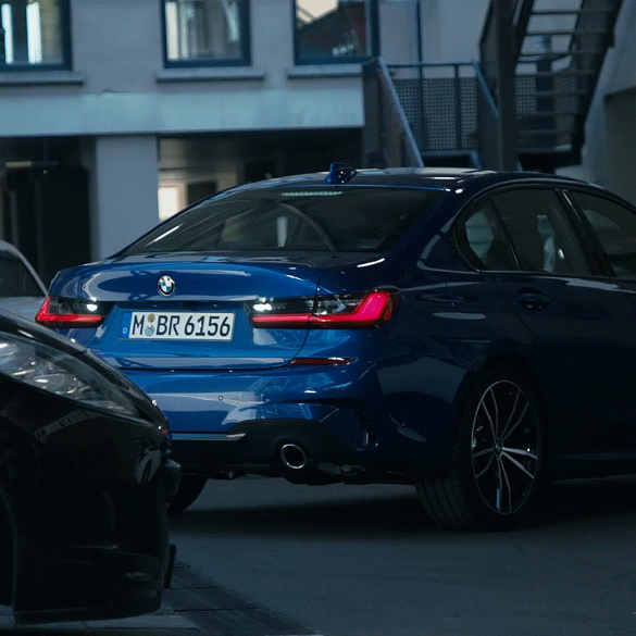 BMW 3-as Limousine, Tolatóasszisztens. A BMW 3-as Limousine mászerfali kijelzője a Tolatóasszisztenssel, közelről.