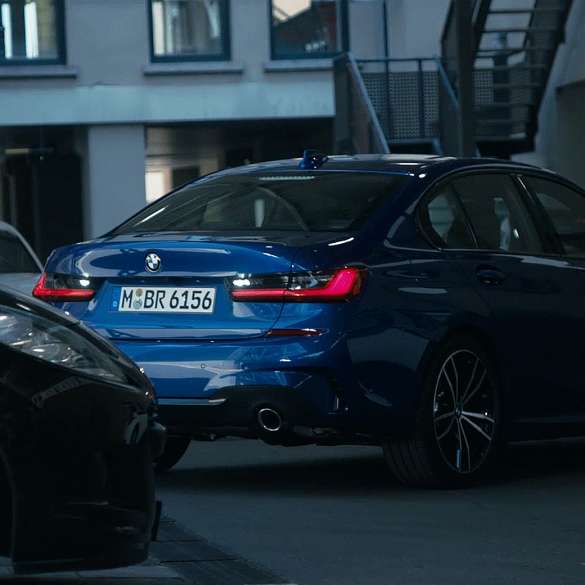 BMW 3-as Limousine, Tolatóasszisztens. A BMW 3-as Limousine mászerfali kijelzője a Tolatóasszisztenssel, közelről.