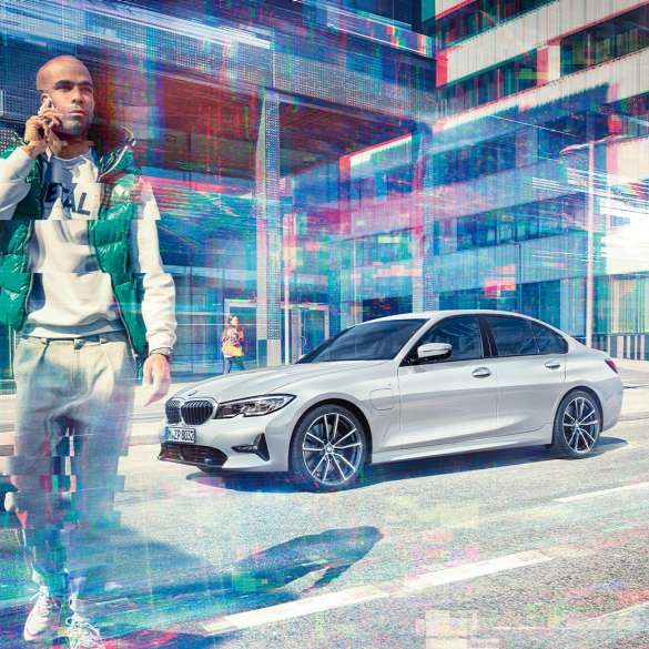 Oldalnézet, BMW 3 Limousine, BMW 330e BMW 3 Limousine, BMW 330e, G20, Gleccser ezüst metál, egy mozgó autó oldalnézetből