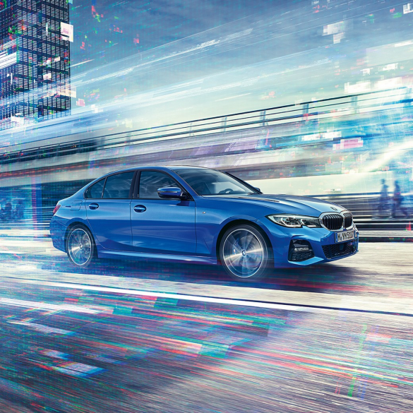 BMW 3-as Limousine menet közben, oldalnézetben. A BMW 3-as Limousine menet közben, nappali városi környezetben.