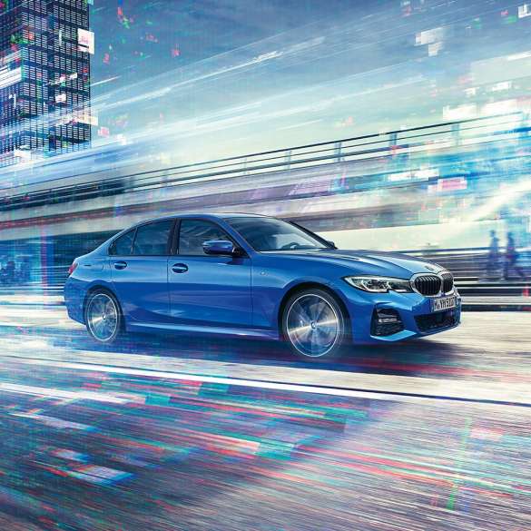 BMW 3-as Limousine menet közben, oldalnézetben. A BMW 3-as Limousine menet közben, nappali városi környezetben.