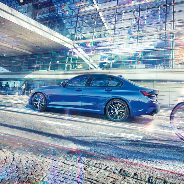 BMW 3-as Limousine oldalnézetben. Álló BMW 3-as Limousine oldalnézetben, egy üveg épület előtt.