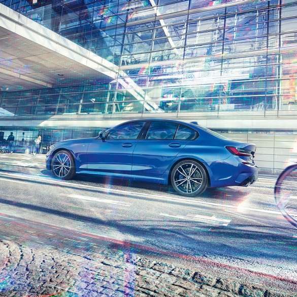 BMW 3-as Limousine oldalnézetben. Álló BMW 3-as Limousine oldalnézetben, egy üveg épület előtt.