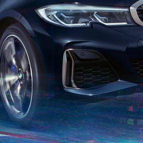 BMW 3-as Limousine, légbeömlők. A BMW 3-as Limousine részletes oldalnézete a Cerium szürke metálfényezésű légbeömlőkkel.