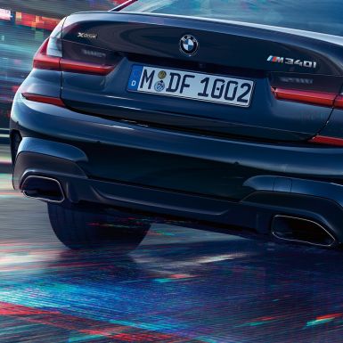 BMW 3-as Limousine, M kipufogók. A BMW 3-as Limousine hátsó részének közelképe az M-specifikus, Cerium szürke metálfényezésű kipufogóborításokkal.
