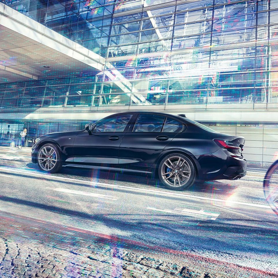 BMW 3-as Limousine, BMW M340i xDrive. Egy BMW M340i xDrive oldalnézetből, egy városi ház előtt.