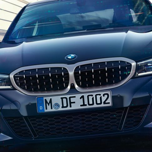 BMW 3-as Limousine, dupla BMW vese. A BMW M340i xDrive Limousine hálómintás dupla BMW veséje szemből.