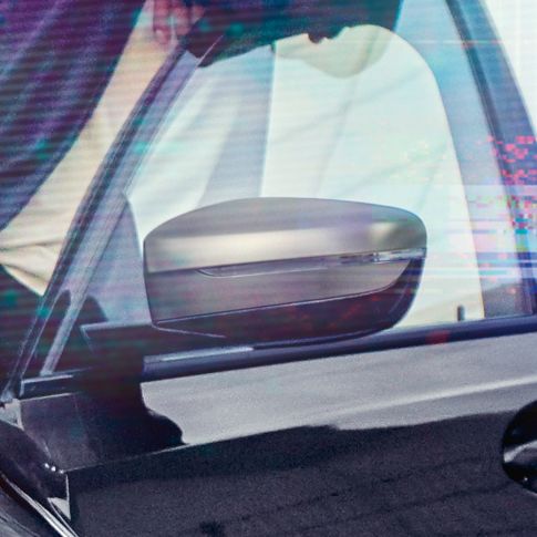 BMW 3-as Limousine, tükörborítások. A nyitott vezetőoldali ajtó részletes látványa a Cerium szürke metálfényezésű tükörborításokkal.