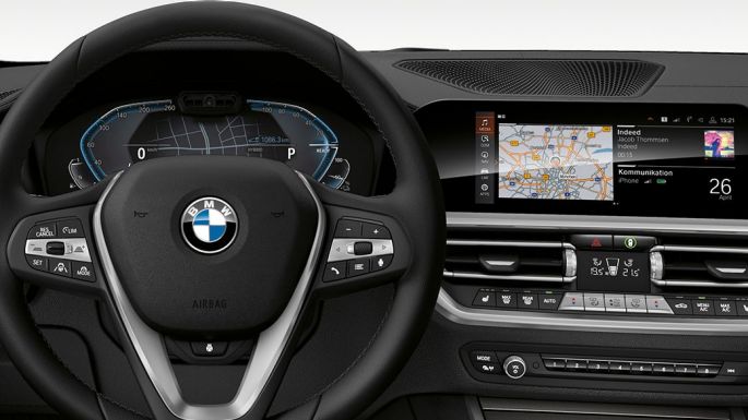 BMW 3-as Limousine, 330e Cockpit. A BMW 3-as Limousine műszerfalának részletes elölnézete i-specifikus kijelzésű műszeregységgel.